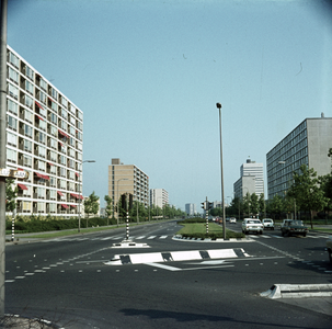 119103 Gezicht in de Beneluxlaan te Utrecht, uit het noordwesten, ter hoogte van de kruising met de Van Heuven Goedhartlaan.